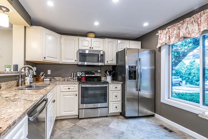 Property Photo: 42 Quarry Circle NH 03055