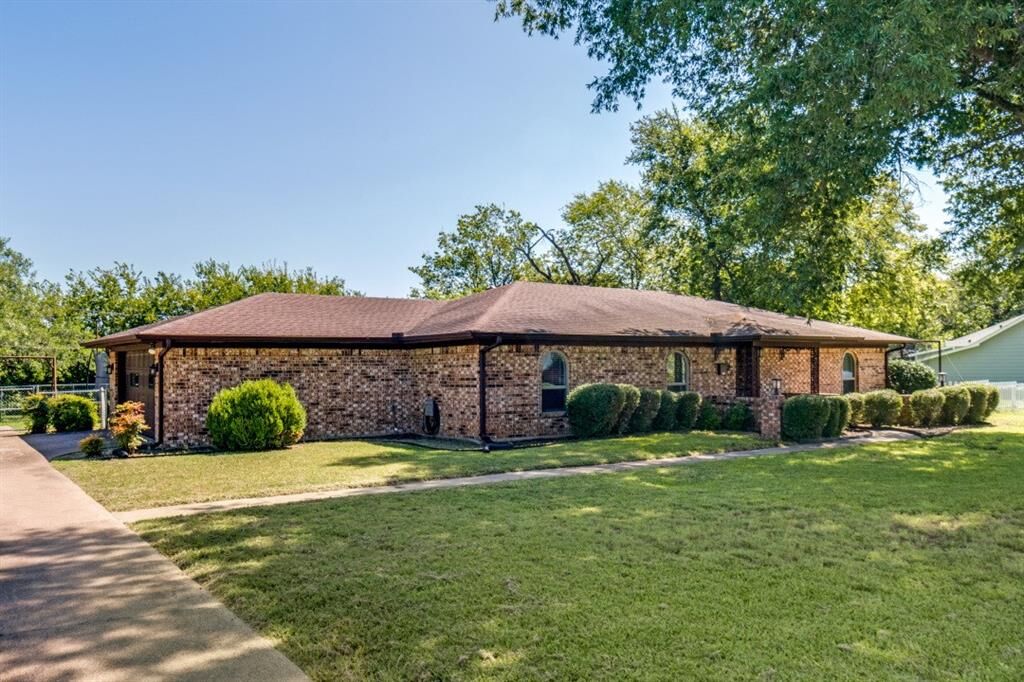 Property Photo:  502 W Goss Street  TX 75160 