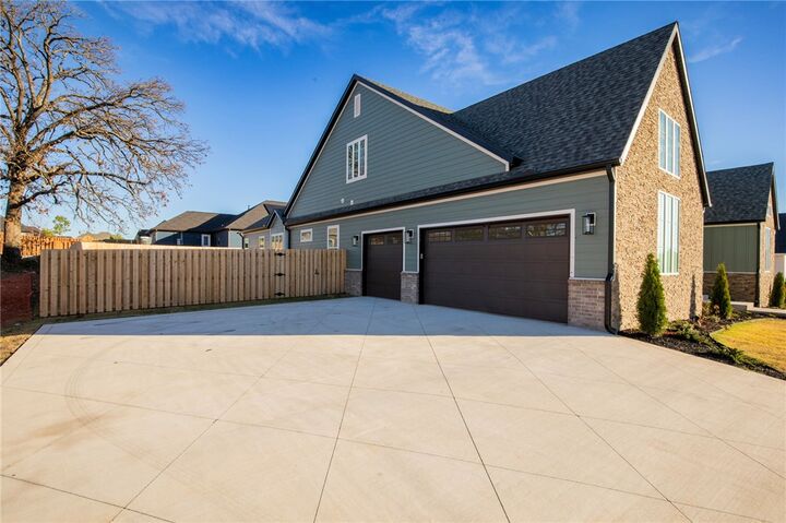 Property Photo:  810 Greenhorn Street  AR 72712 