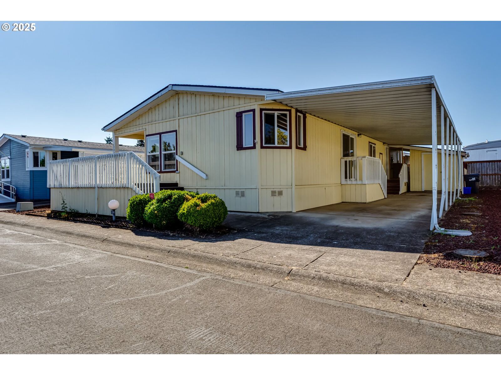 Property Photo:  2150 Laura St 204  OR 97477 