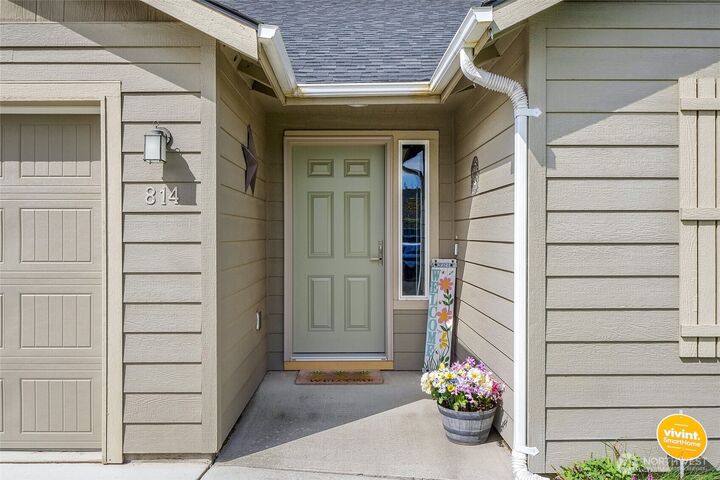 Property Photo:  814 S Blessing Street  WA 98837 