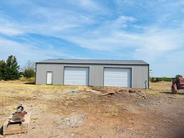 Property Photo: 1410 E Lakeview OK 74075