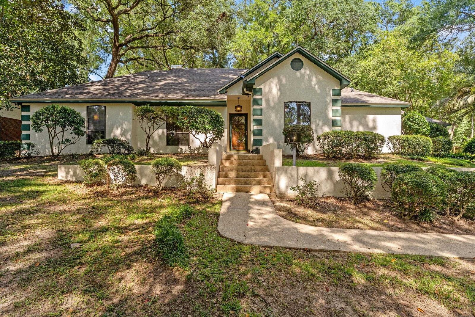 Property Photo:  3909 Royal Oaks Drive  FL 32309 