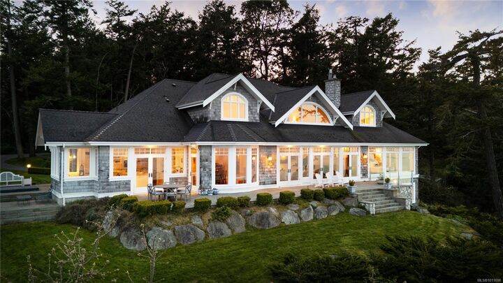 Photo de la propriété: 2600 Queenswood Dr BC V8N 1X5