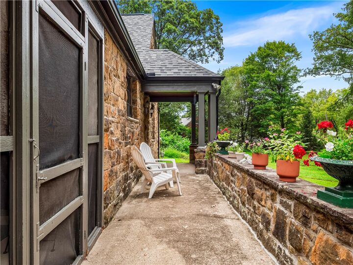 Property Photo: 2501 Oakwood Rd PA 15116