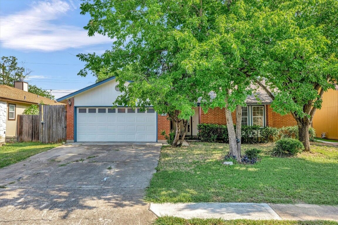 Property Photo: 1308 Troy Lane TX 78664
