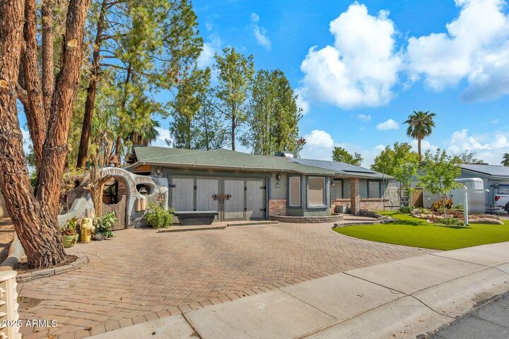 Property Photo: 238 E Leah Lane AZ 85234