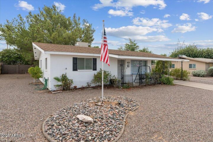 Property Photo: 639 N 57th Place AZ 85205