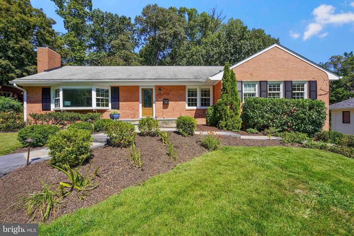 Property Photo: 1208 Huntly Place VA 22307