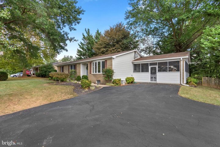 Property Photo: 24808 Showbarn Circle MD 20872