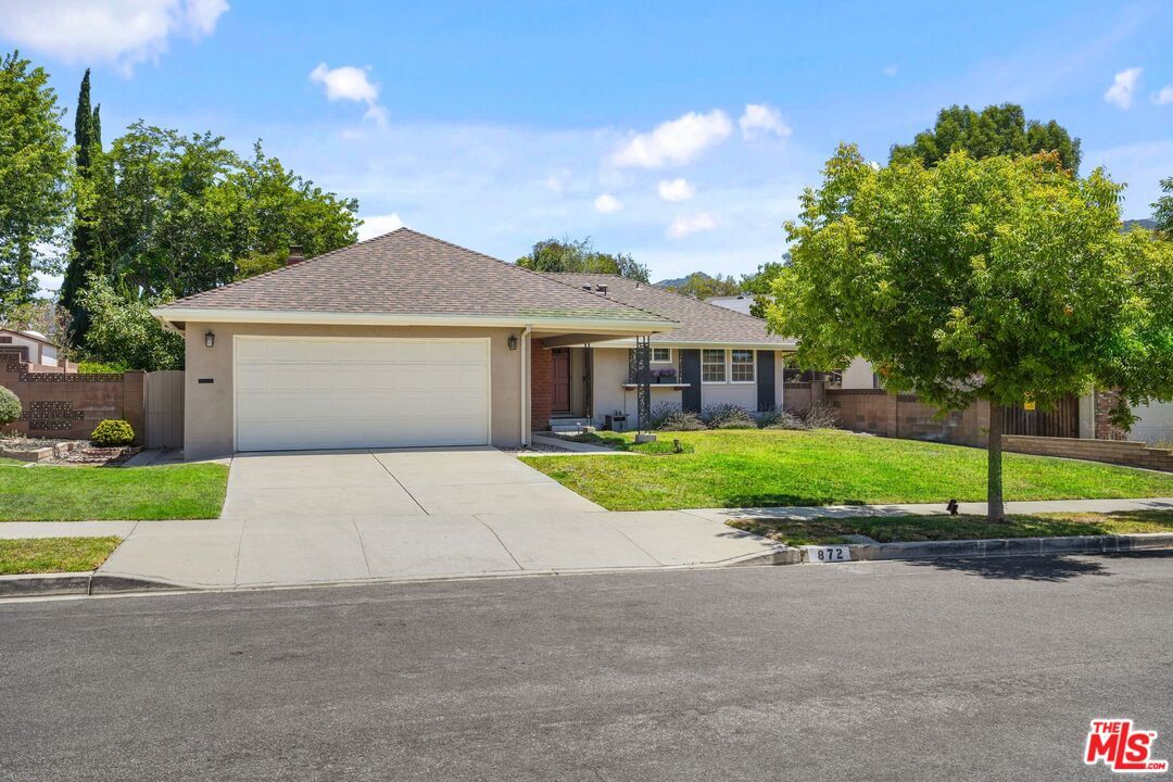 Property Photo: 872 La Grange Ave CA 91320