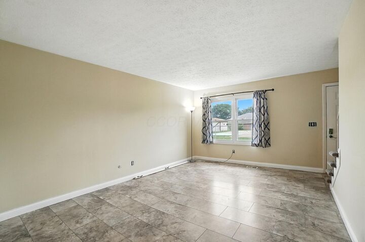 Property Photo: 3828 Queen Anne Place OH 43123