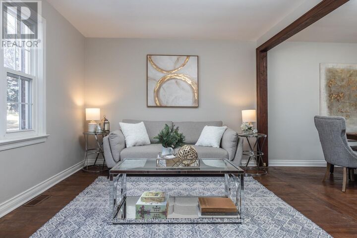 Photo de la propriété: 33 Southmead Road ON M1L 2H9