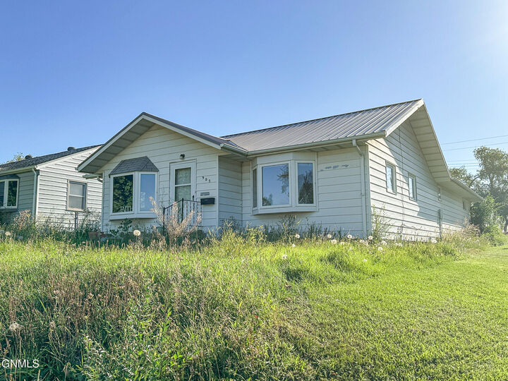 905 6th Avenue SE  Jamestown ND 58401 photo