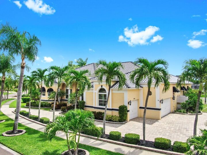 Property Photo: 914 Capriccio Lane FL 33572
