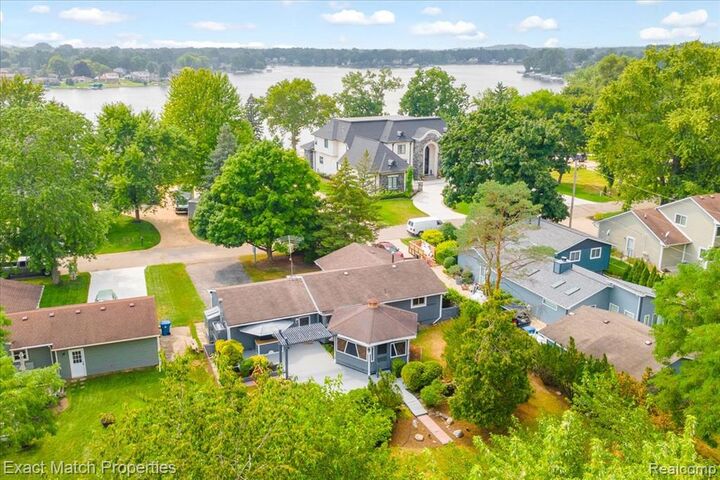 3170 Alco Drive  Waterford MI 48329 2202 photo