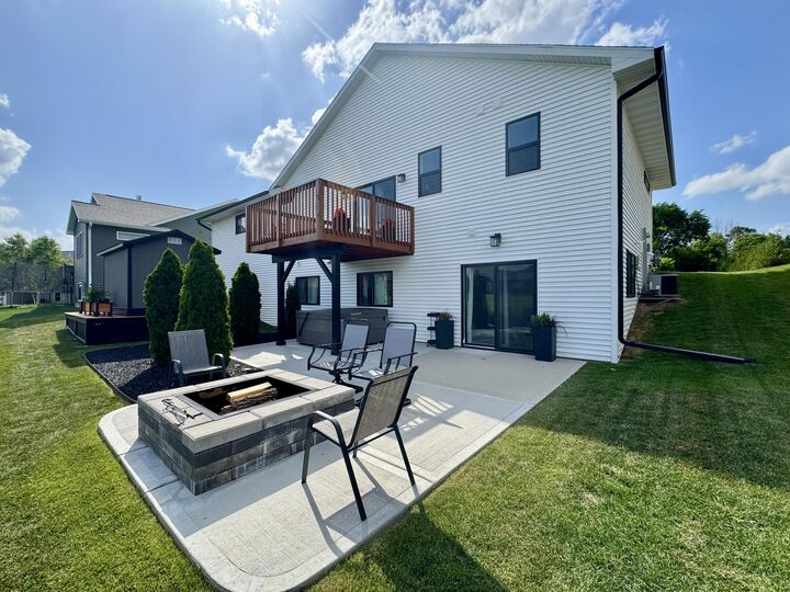Property Photo: 727 Drumlin Dr WI 53040