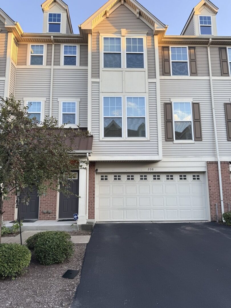 Property Photo: 208 N Commerce Street 54C IL 60504