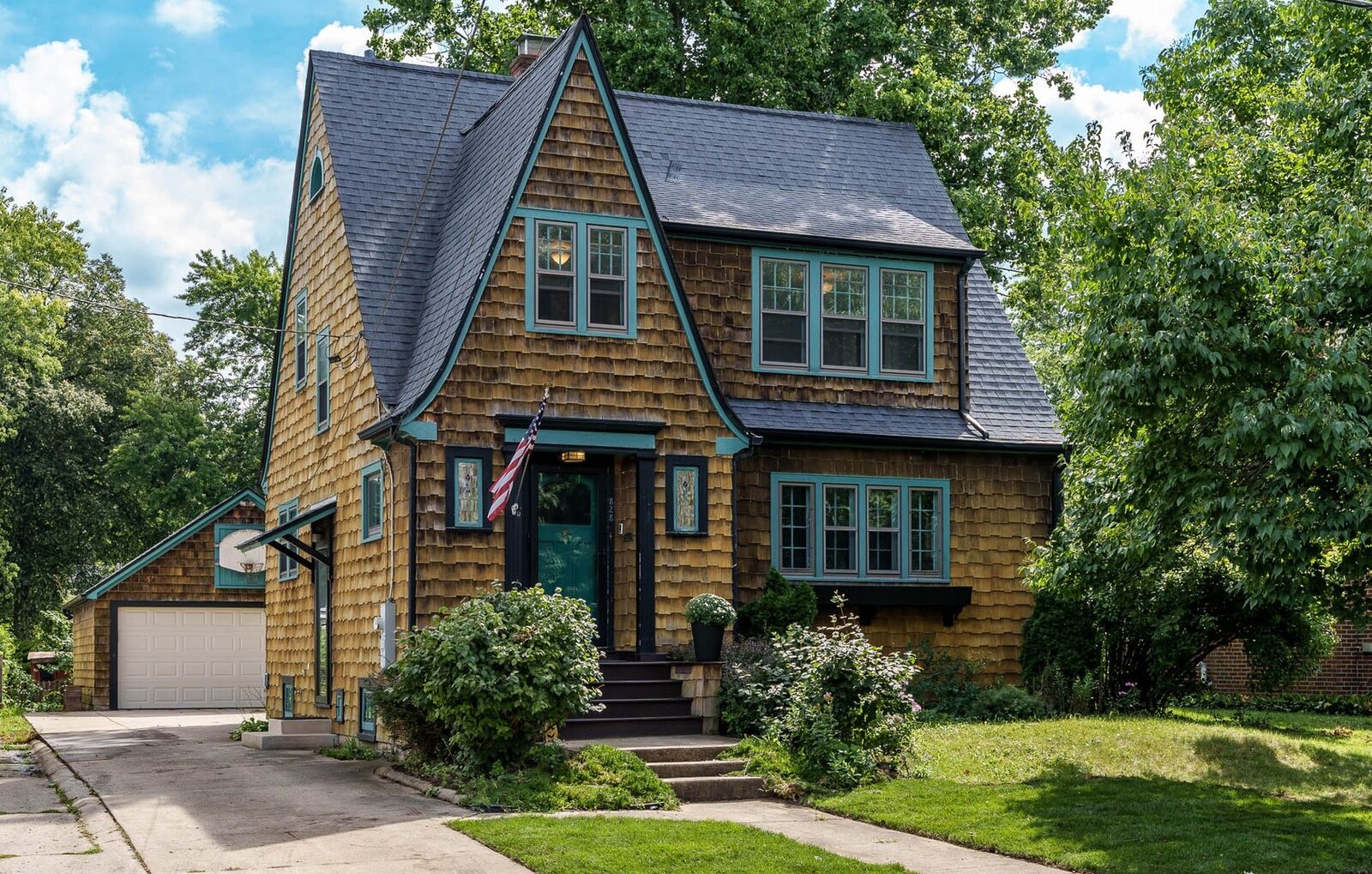 Property Photo: 828 N 9th Street IL 60115