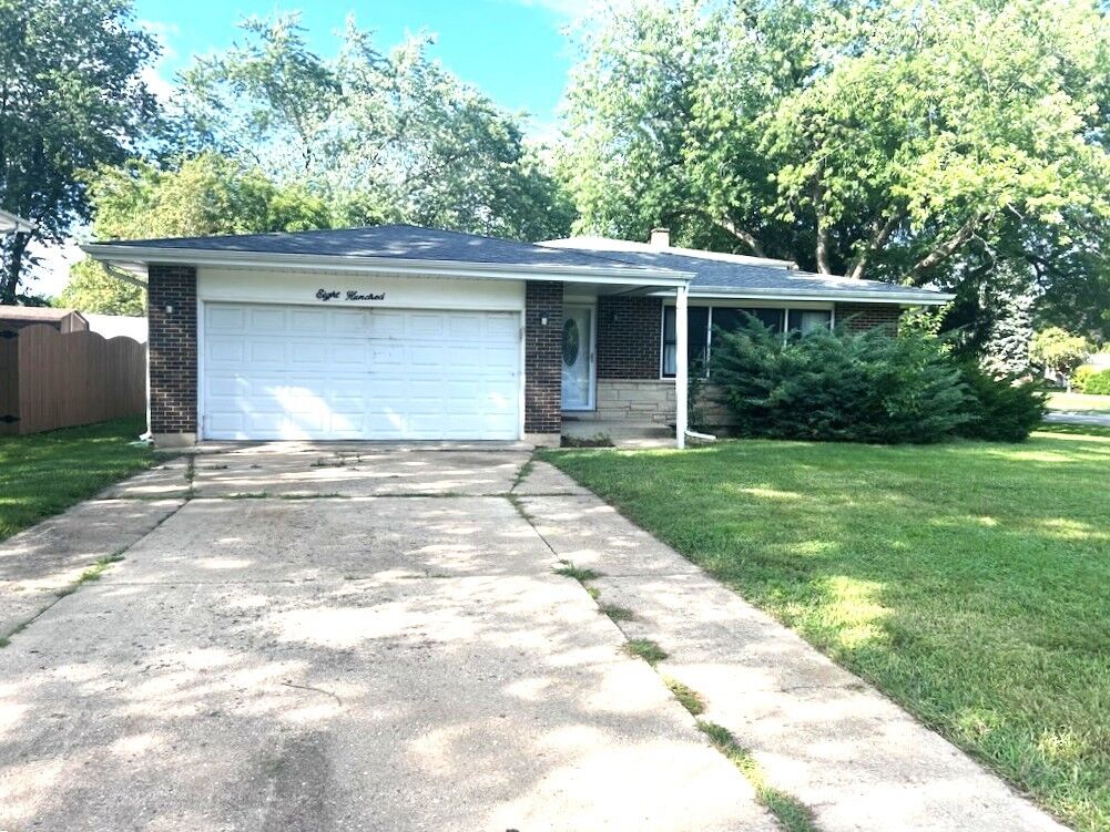 Property Photo: 800 Forest Court IL 60103