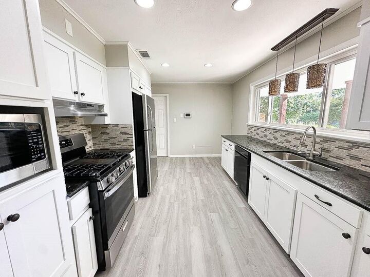 Property Photo: 7040 Creswell Drive LA 71106