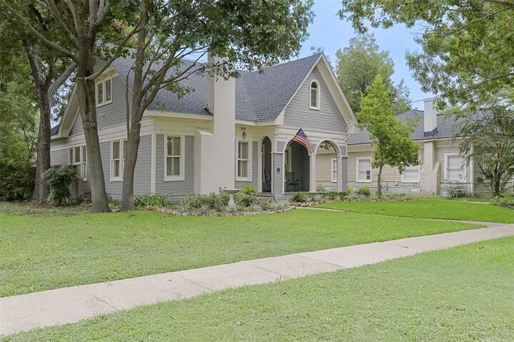 Property Photo: 311 E Marvin Avenue TX 75165
