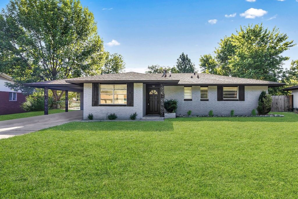 Property Photo:  901 Sherman Street  AR 72764 