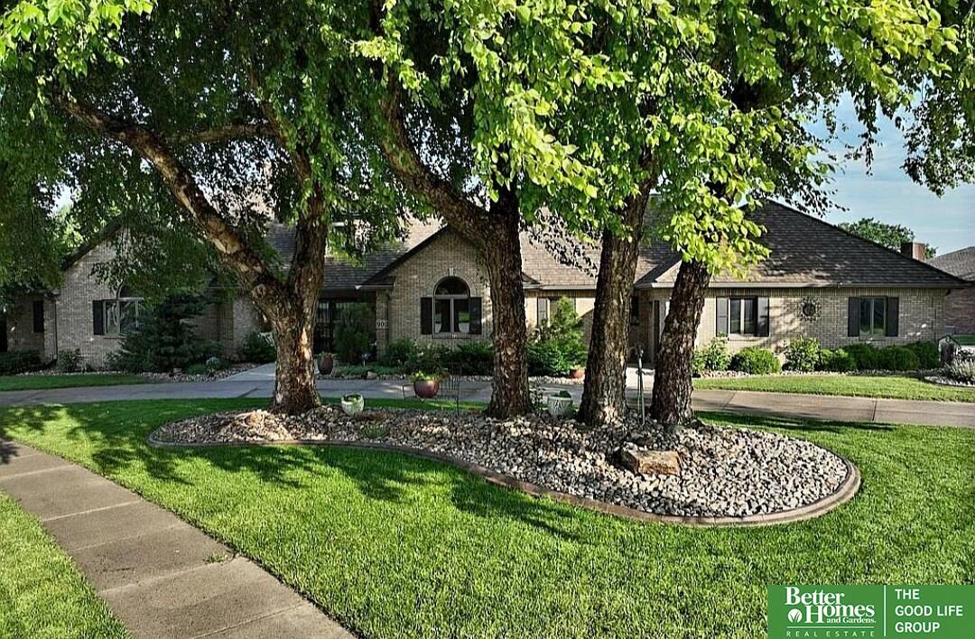 Property Photo: 900 Saint Andrews Court NE 68467