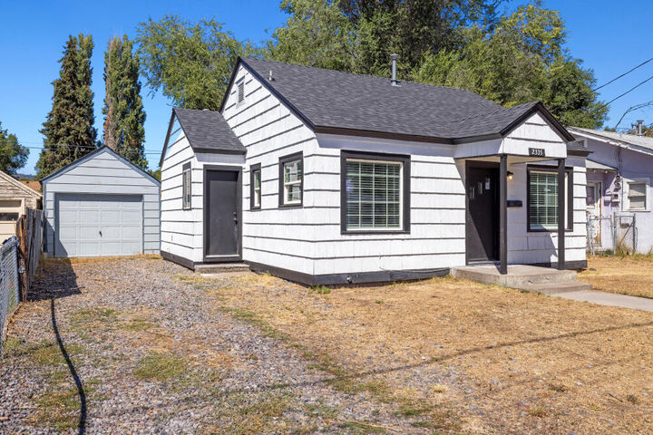 Property Photo: 2335 Darrow Avenue OR 97601