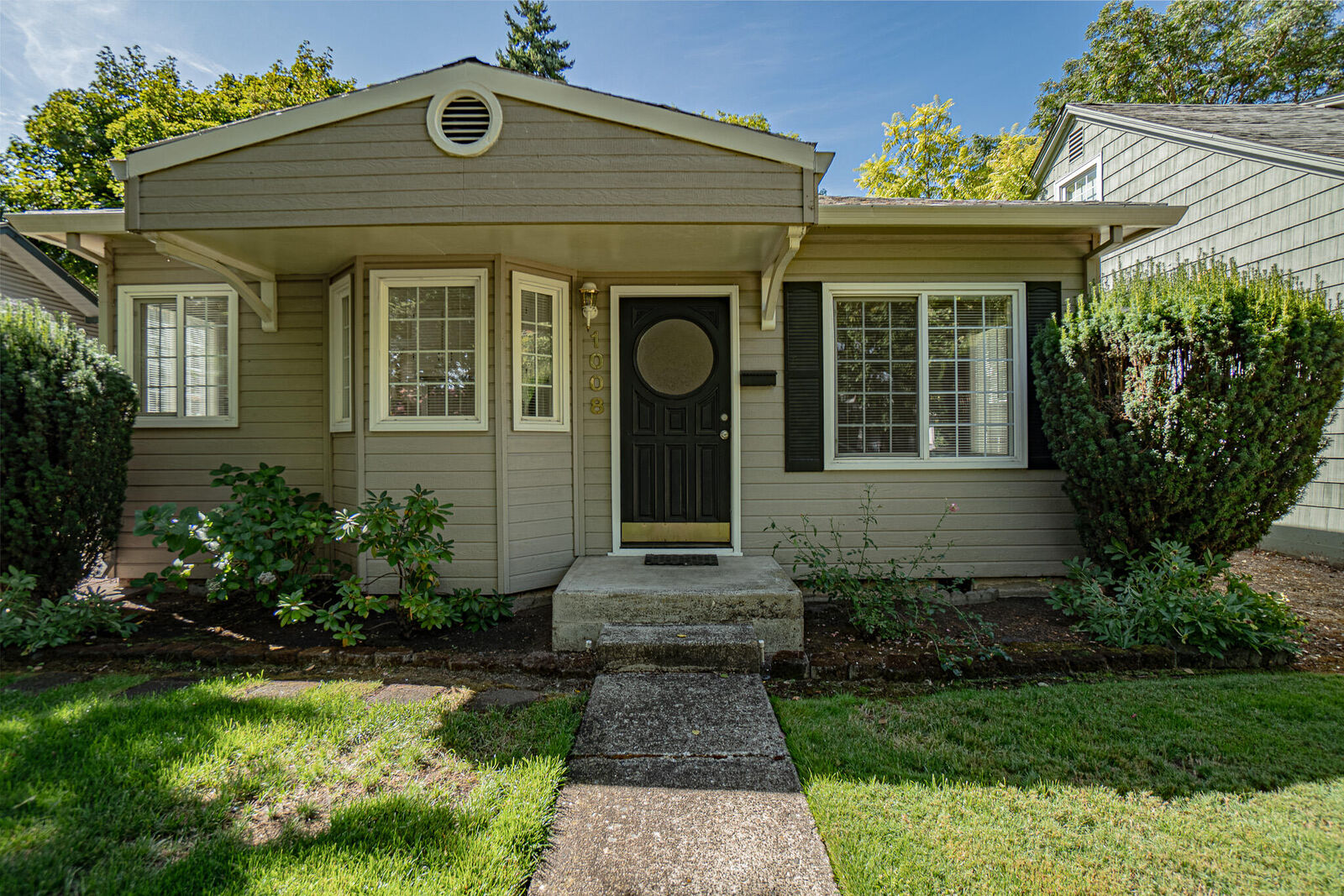 Property Photo: 1008 Queen Anne Avenue OR 97504