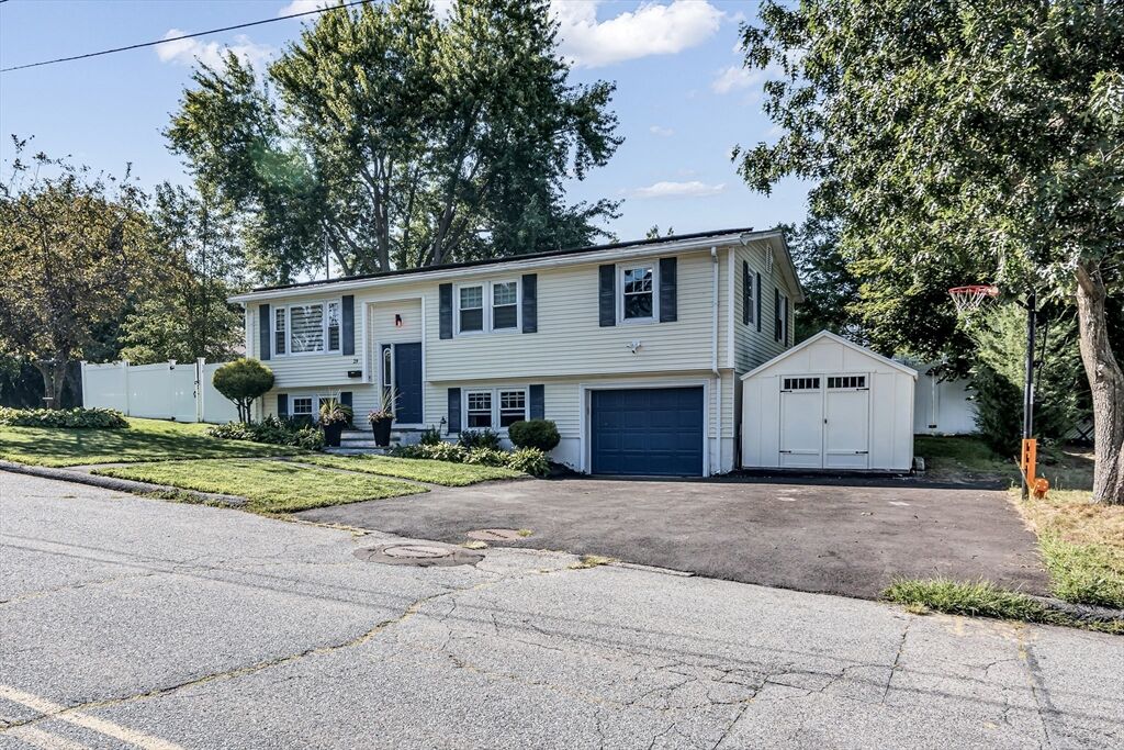 Property Photo:  29 Glenwood Dr  MA 01843 