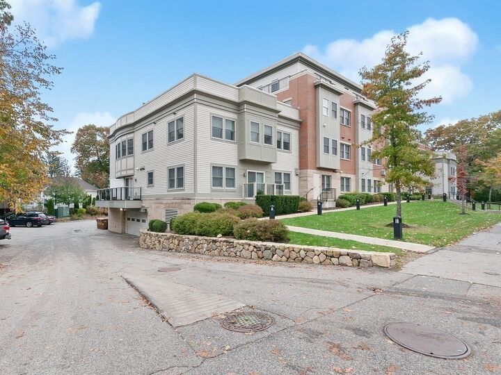 Property Photo:  321 Hammond Pond Pkwy 106  MA 02467 