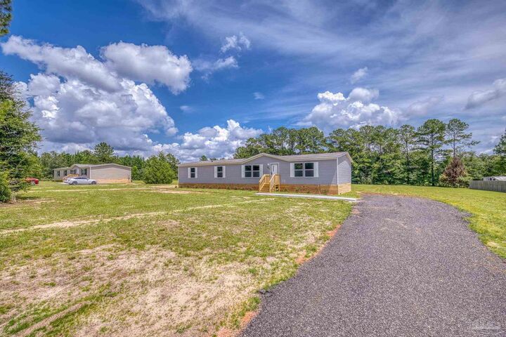 Property Photo: 4644 Farm Life Rd FL 32583