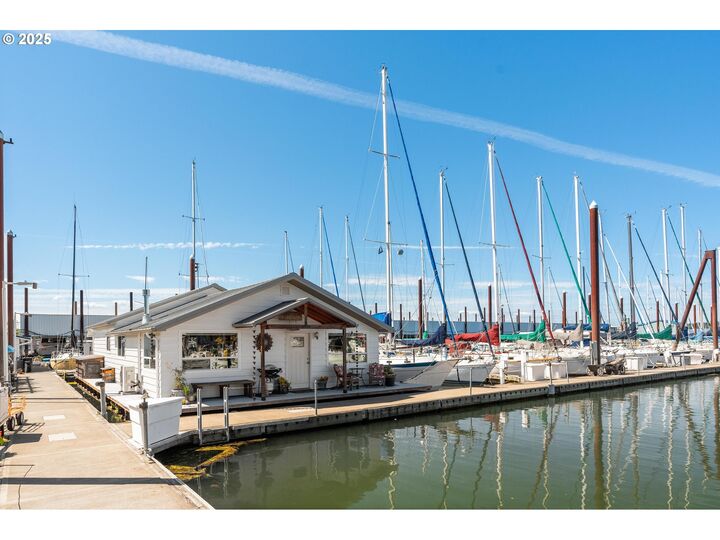 Property Photo: 3737 NE Marine Dr 4-01 OR 97211