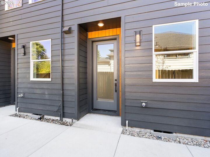 Property Photo: 2079 SE Harold St 2 OR 97202
