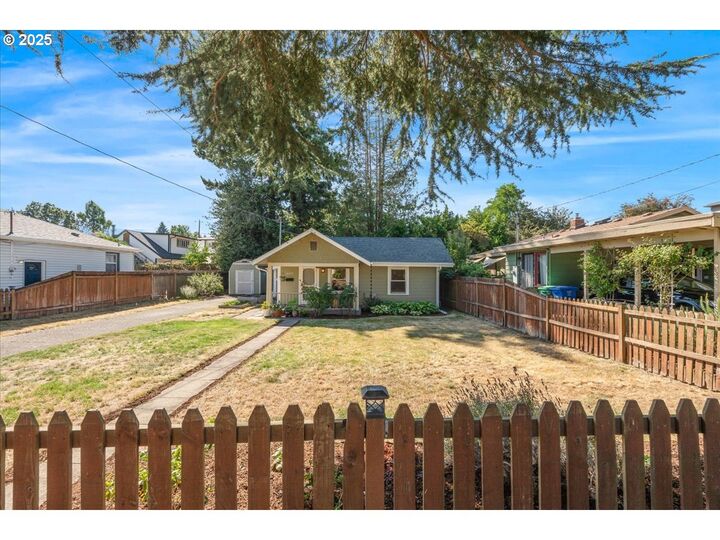 Property Photo: 3227 NE 79th Ave OR 97213