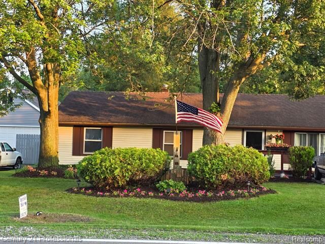 Property Photo: 7887 Elizabeth Lake Road MI 48327