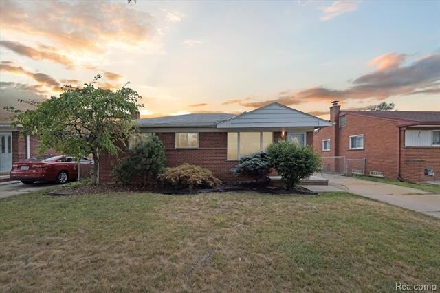 Property Photo: 721 Cloverlawn Boulevard MI 48146