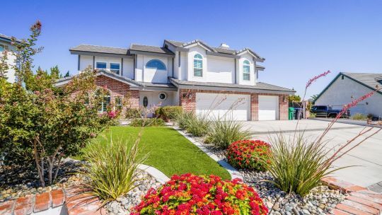 Property Photo: 408 Laurkris Ct CA 93555