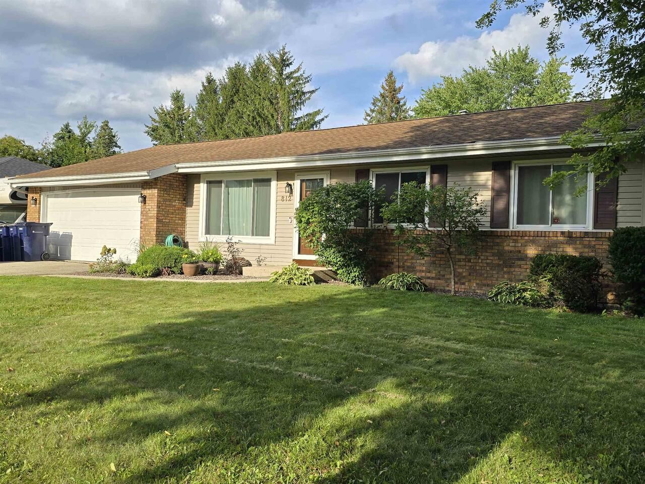 Property Photo:  812 Victoria Place  WI 53546 