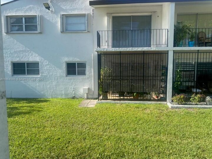 9520 SW 8th St 111  Miami FL 33174 photo