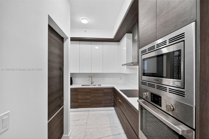 Property Photo:  301 Altara Ave Lph910  FL 33146 