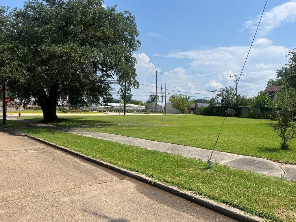 Property Photo: 424 Peake Street LA 70601