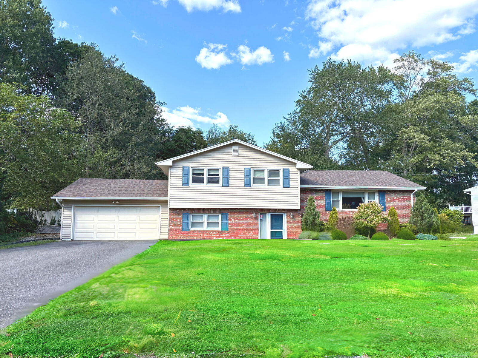 Property Photo: 6 Cricket Court CT 06473