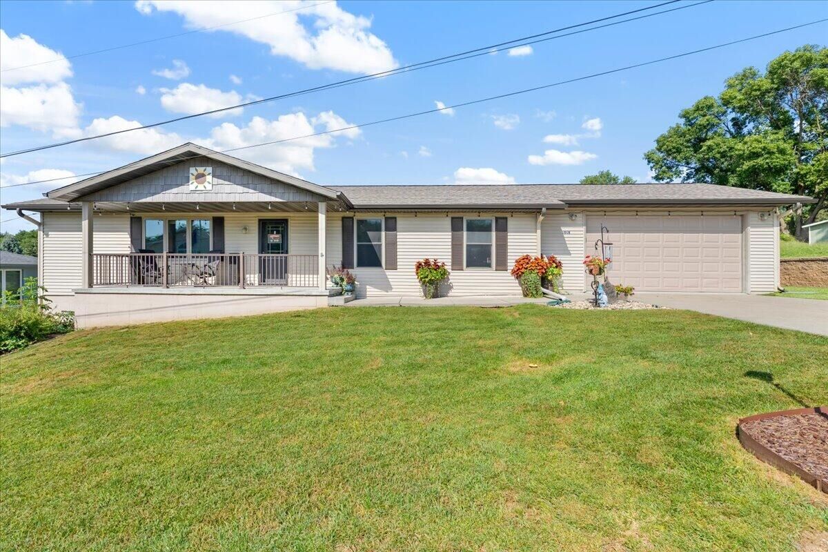Property Photo: 1018 Skyline Dr Drive IA 51546
