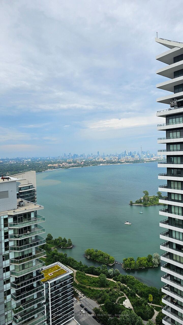 Photo de la propriété:  30 Shore Breeze Drive 4714  ON M8V 1A1 
