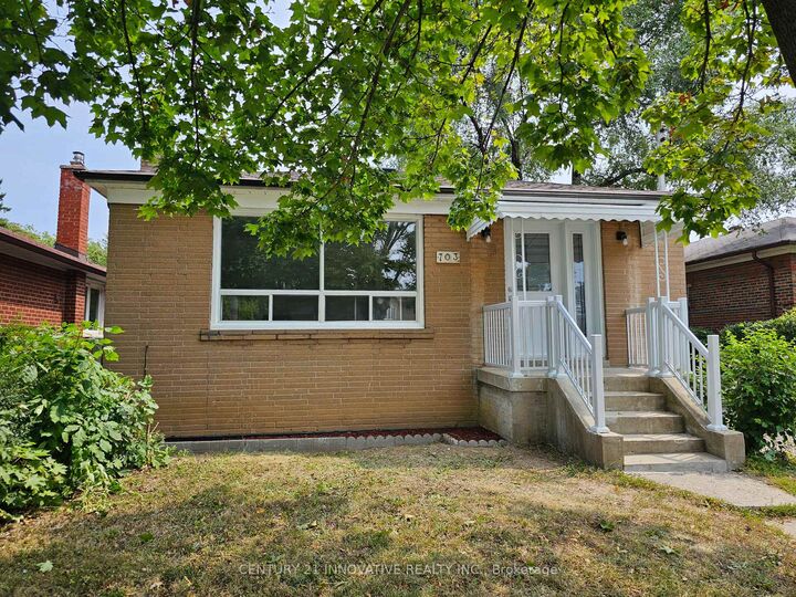Photo de la propriété: 703 Midland Avenue ON M1K 4E3