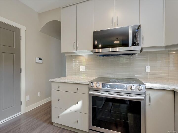 Property Photo: 1039 Braeburn Ave BC V9C 0H8
