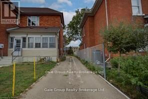 Property Photo:  11 Norwich Avenue South 9  ON N4S 3T7