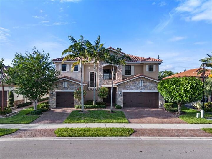 Property Photo: 9811 Lakeview Ln FL 33076